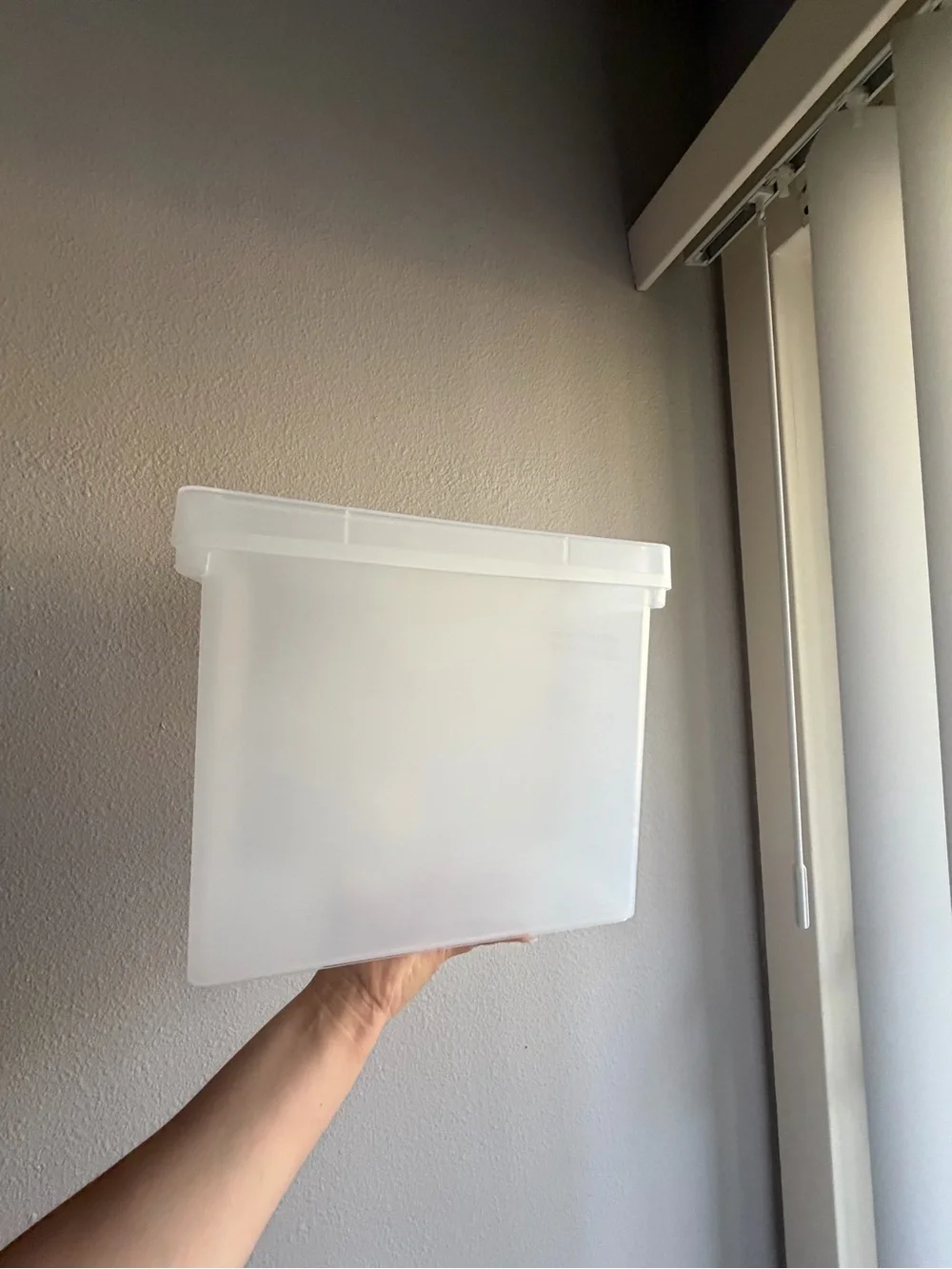 Hanging file crate with lid